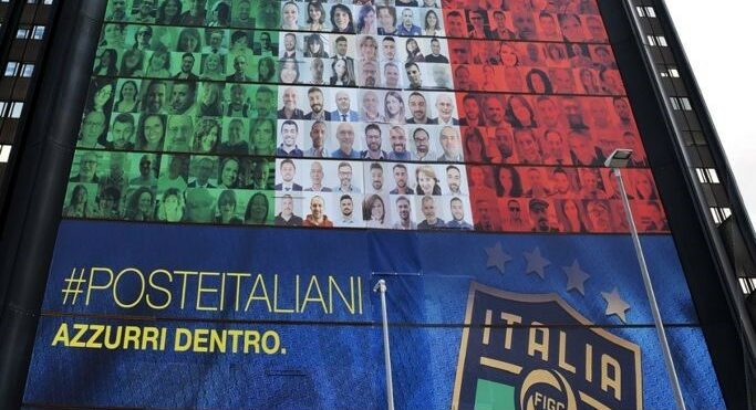 Il volto di  dieci dipendenti della provincia di Potenza e della provincia di Matera nella maxi bandiera di Poste Italiane a sostegno degli Azzurri