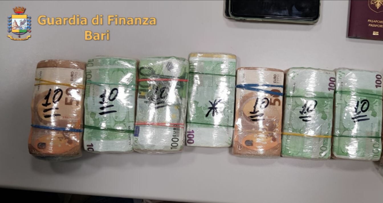 Guardia di Finanza: oltre 1,5 milioni di euro il denaro nascosto e in transito illecito  al porto di Bari verso l’estero