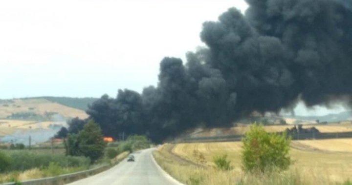 Matera, il sindaco Bennardi: “Incendio alla discarica danno enorme alle persone e all’ambiente”. Necessarie altre 72 ore per spegnere il rogo