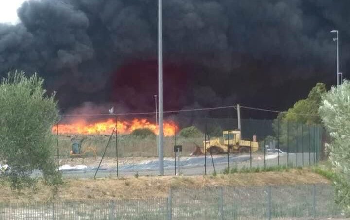 Matera, incendio nella discarica  della zona industriale La Martella