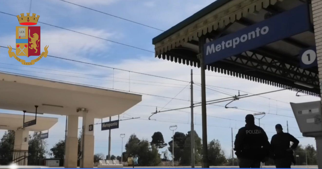 Metaponto, pretende di salire sul treno senza Green Pass e aggredisce i poliziotti intervenuti: 31enne arrestato