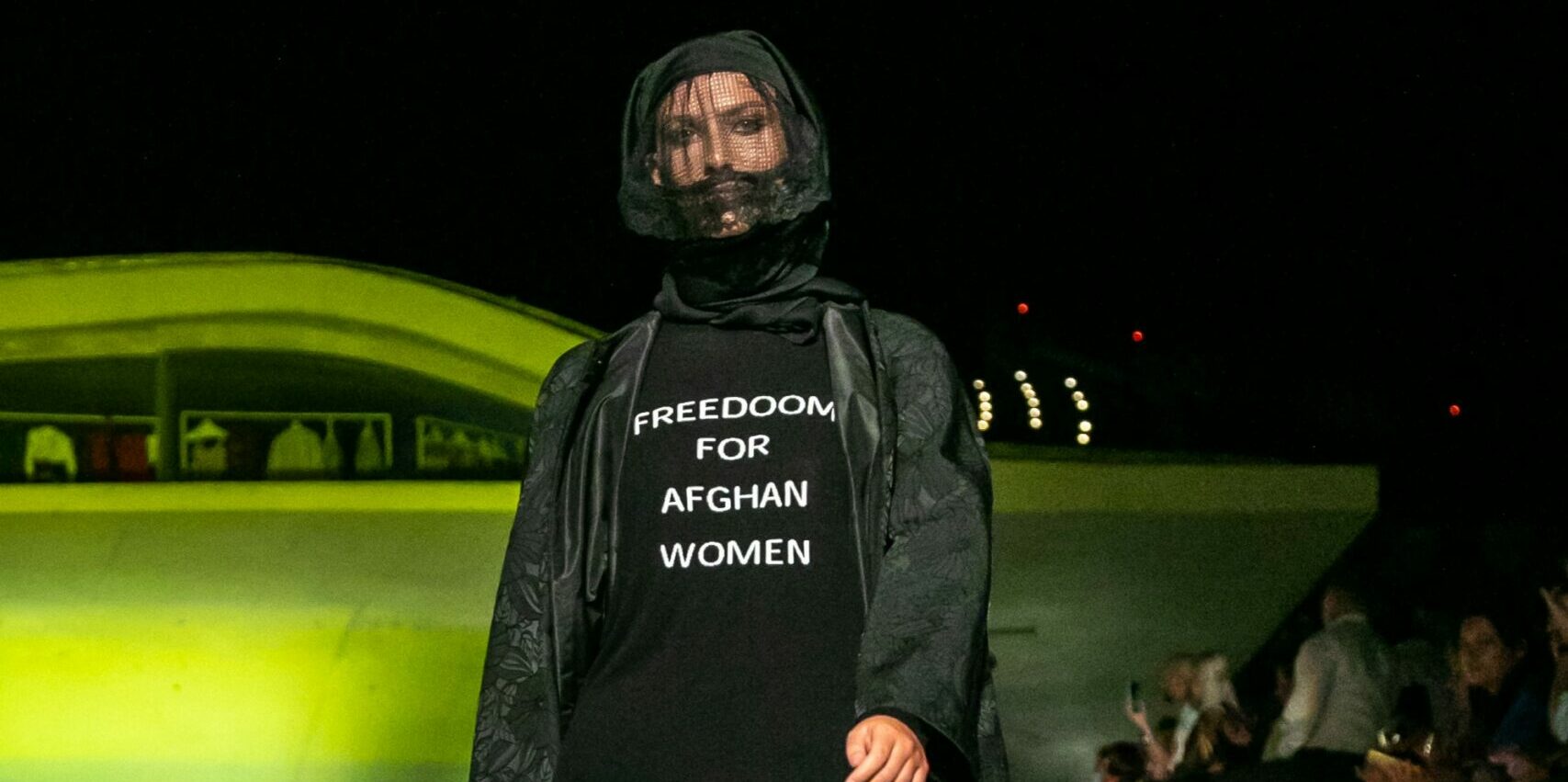 Da Michele Miglionico un pullover-manifesto a sostegno delle donne afghane