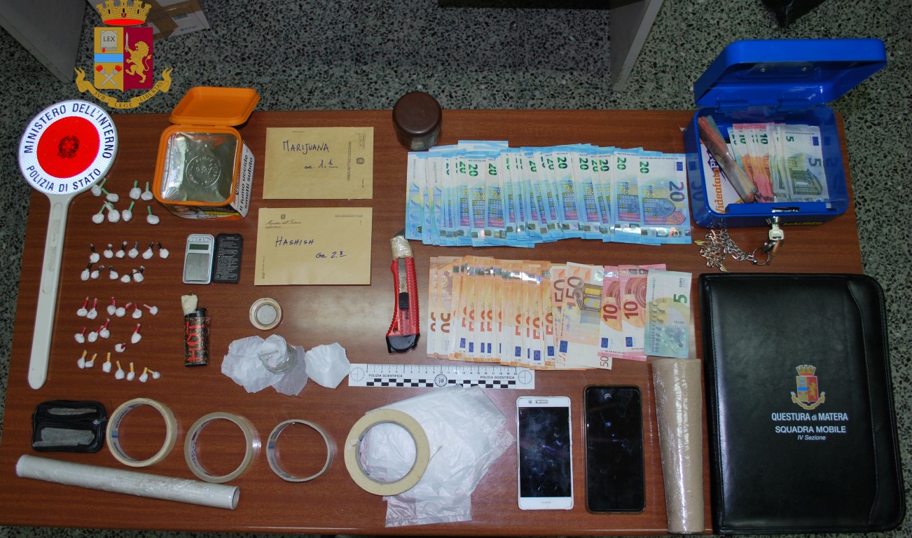 Matera, spaccia cocaina nel suo box del mercato ortofrutticolo. 38enne arrestato dalla Polizia