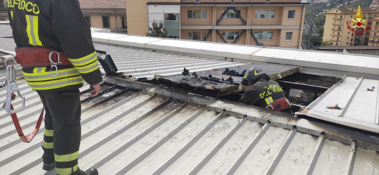 Potenza, in fiamme il tetto dell’Istituto Comprensivo Statale A. Busciolano. Intervento dei Vigili del fuoco