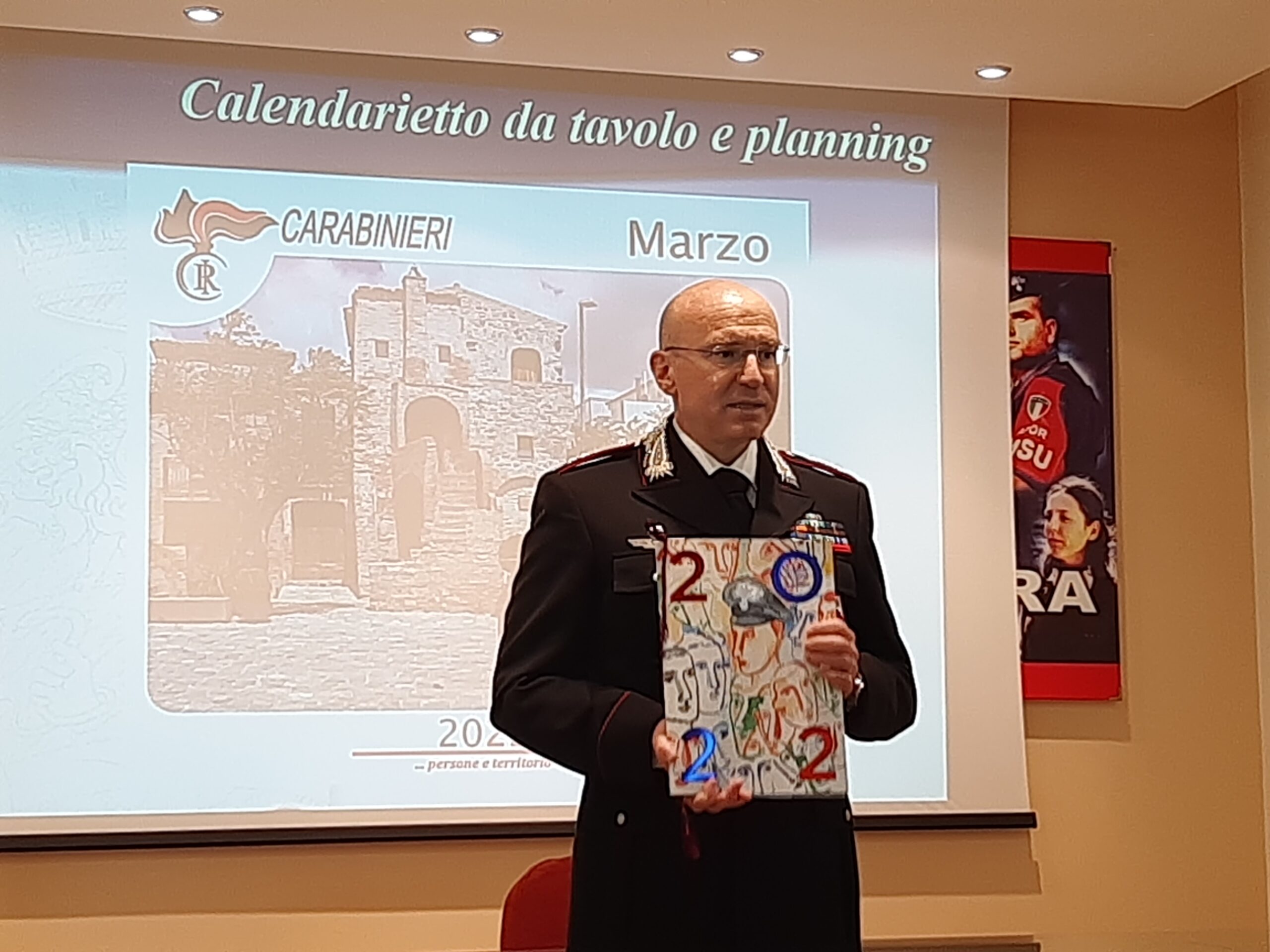 Carlo Lucarelli e il Maestro Sandro Chia per il Calendario Storico dell’Arma 2022. La città di Aliano nel calendario da tavolo