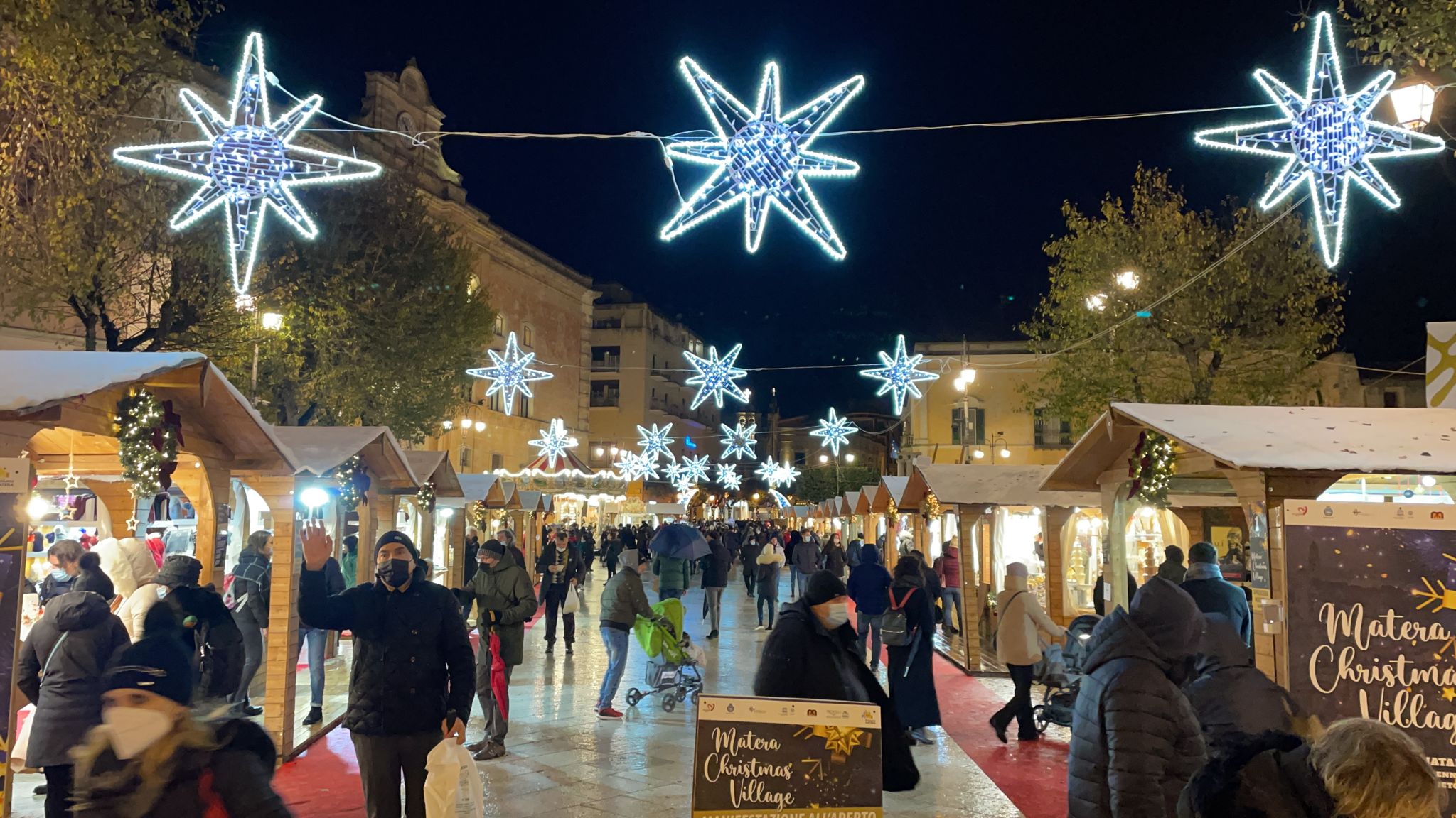 In piazza Vittorio Veneto teatro dei burattini, artisti di strada e rievocazioni storiche: il weekend del Matera Christmas Village