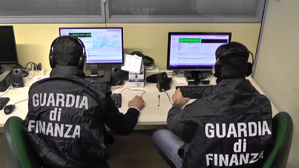 Si fingono agenti Treccani e rubano migliaia di dati personali in tutta Italia. Sgominata dalla Finanza una banda specializzata in frodi informatiche