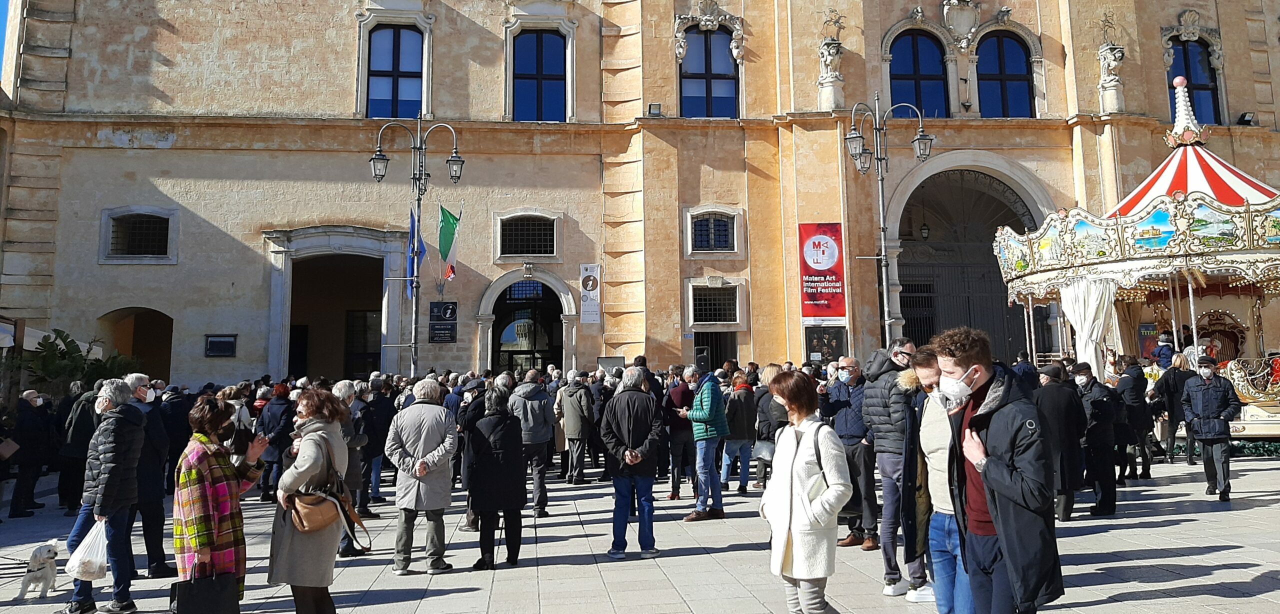 Cittadini, associazioni ed esponenti politici scendono in piazza a sostegno della Biblioteca “Stigliani” di Matera