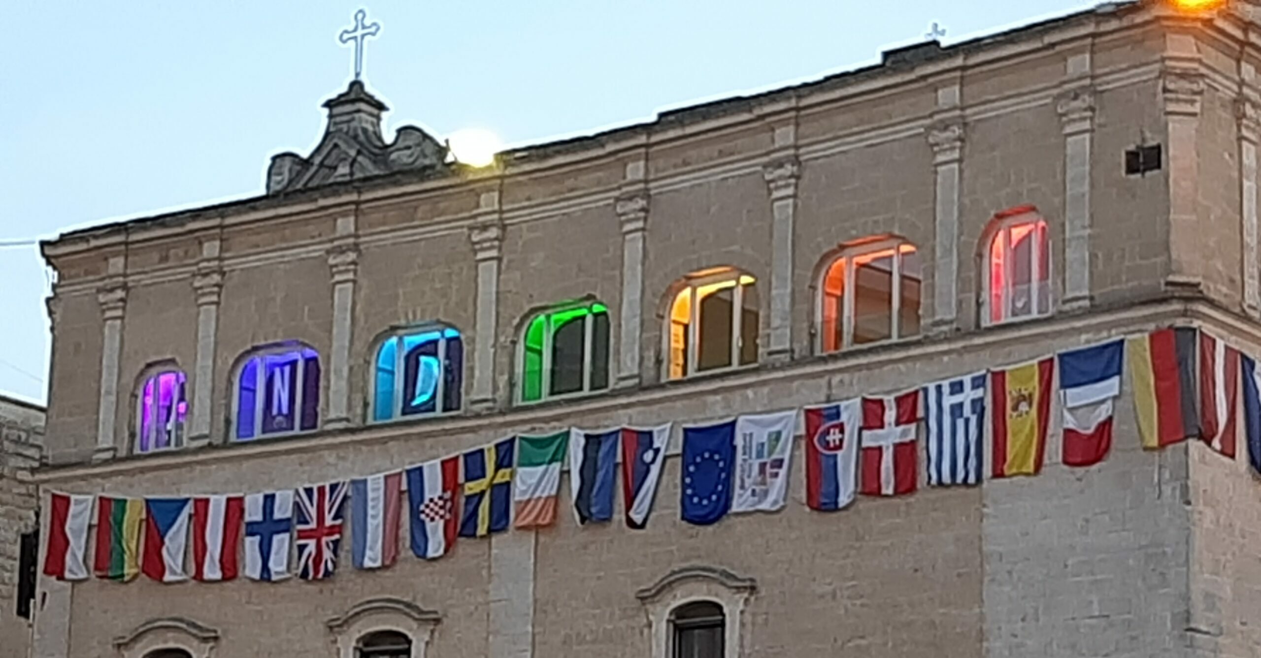 No alla guerra: la sede della Fondazione Matera Basilicata 2019 illuminata con i colori della bandiera della pace