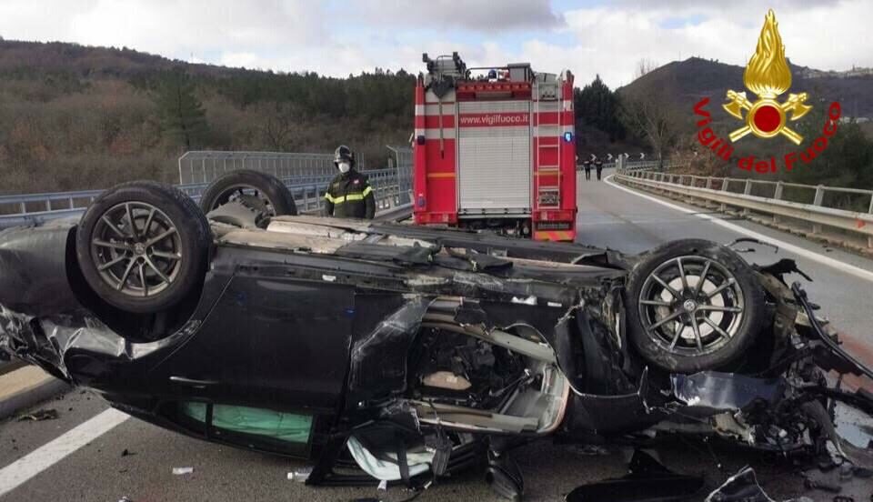 Auto contro guardrail nel pressi di Brindisi di Montagna (PZ), ferito il conducente