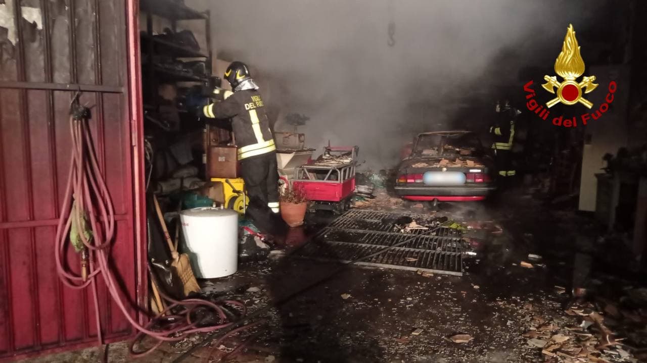 In fiamme un garage a Tramutola, nessun ferito. Intervento dei Vigili del fuoco