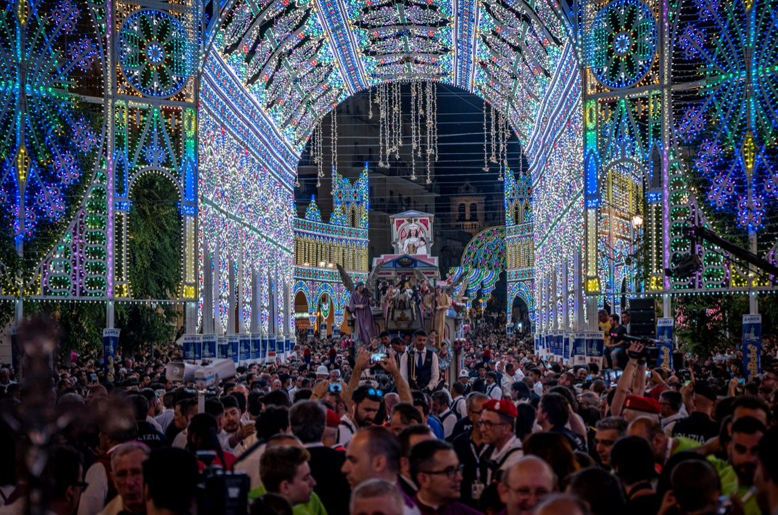 Festa della Bruna 2023: per la prima volta saranno quattro donne a realizzare il carro. Si tratta di Elena Mirimao, Annalisa Di Gioia, Luigina Bonamassa e Laura D’Ercole