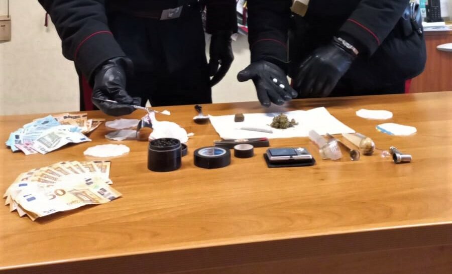 Coppia di pusher arrestata dai carabinieri a Montescaglioso. Sequestrati cocaina, hashish, marijuana e 600 euro in contanti