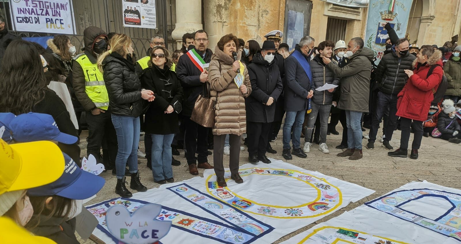 Matera, gremito il sit-in degli studenti a sostegno della pace. Il sindaco Bennardi: “Pronti per accogliere i profughi, c’è anche l’eventualità di chiedere a chi ha seconde case di metterle a disposizione”