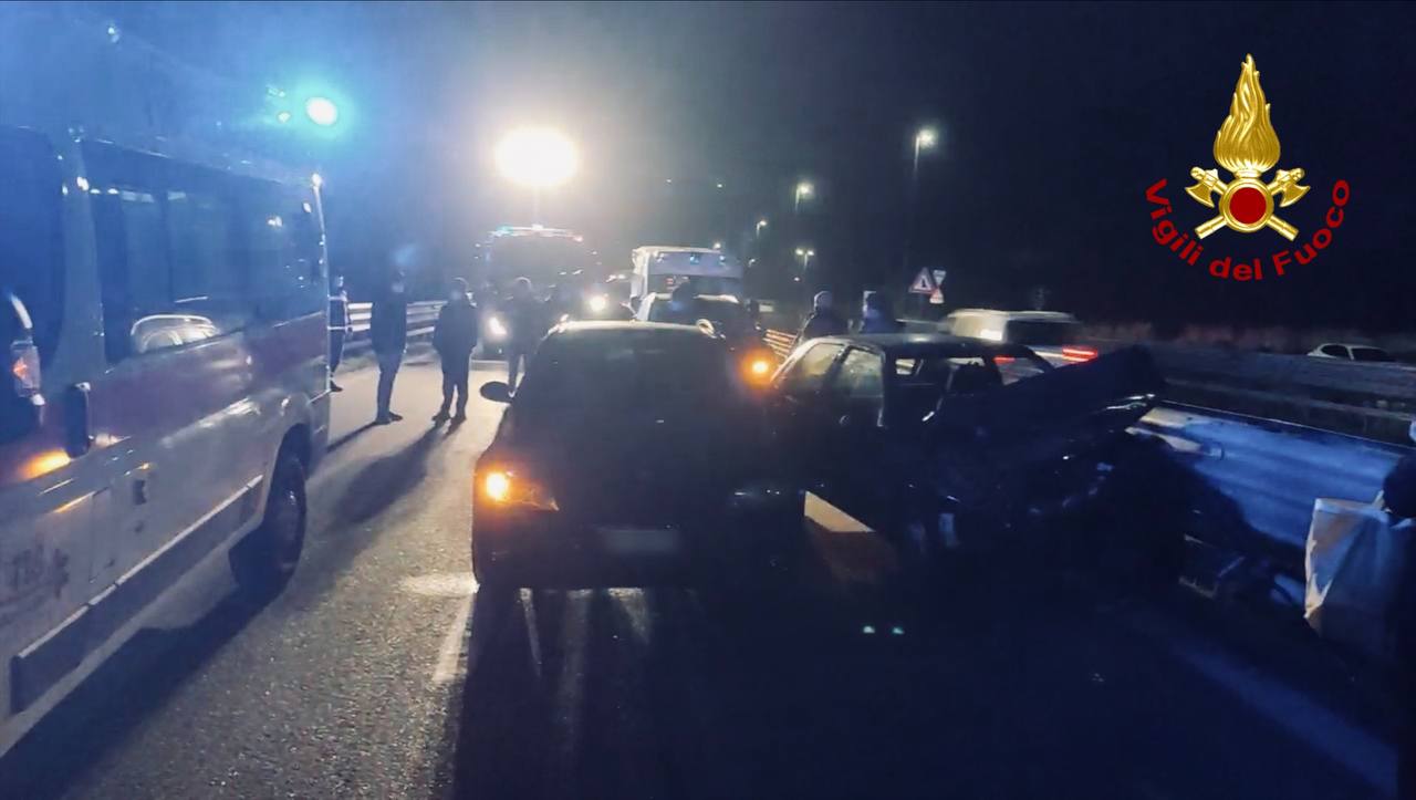 Incidente stradale sul raccordo autostradale Sicignano-Potenza, illesi gli occupanti delle auto coinvolte