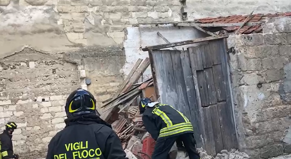 Bernalda: crolla un muro portante di un’abitazione, 16enne investito dalle macerie. Trasportato in eliambulanza in ospedale