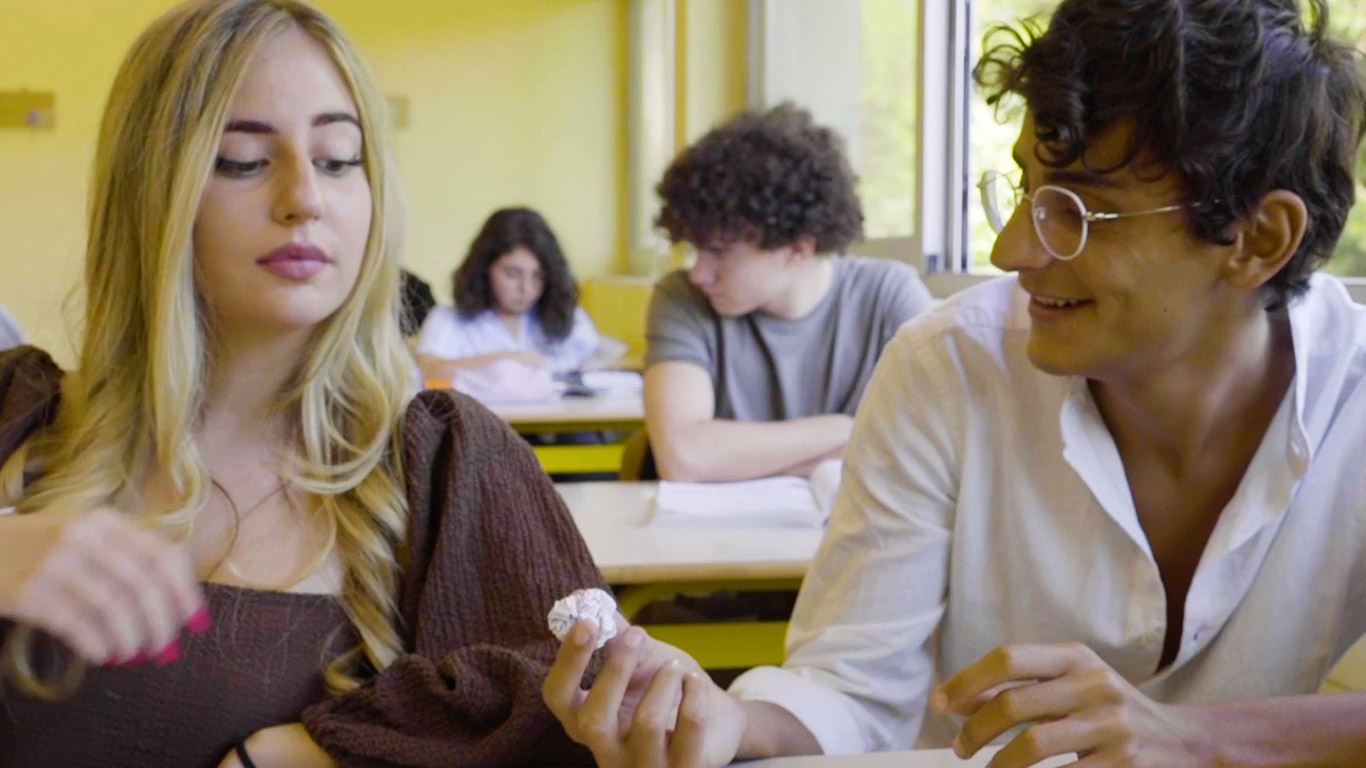 Online “Scrivimi per sbaglio”, lo short film che racconta l’amore nella Generazione Z