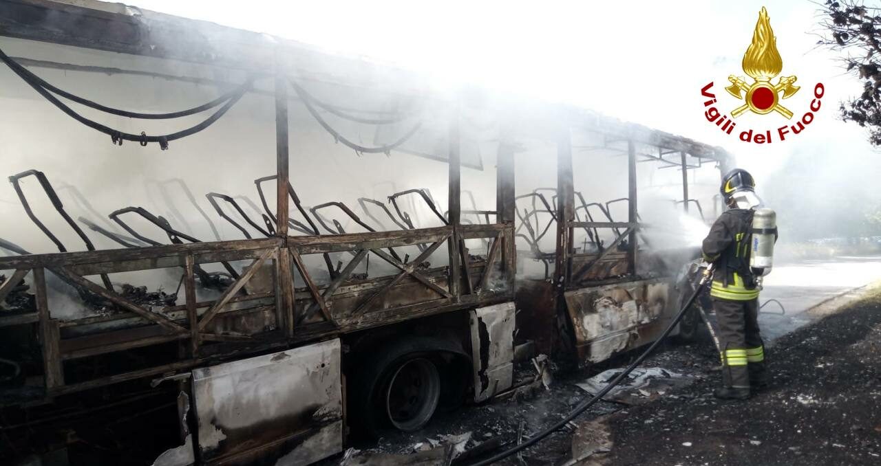 Autobus prende fuoco nei pressi di Barile. Illeso il conducente, nessun passeggero a bordo