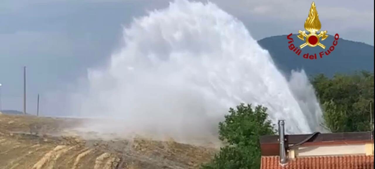 Potenza, rottura di una adduttrice dell’Acquedotto Lucano, intervento dei Vigili del fuoco