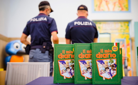 All’avvio dell’anno scolastico la Polizia di Stato consegna a Matera il diario ai bambini delle classi quarte della scuola primaria