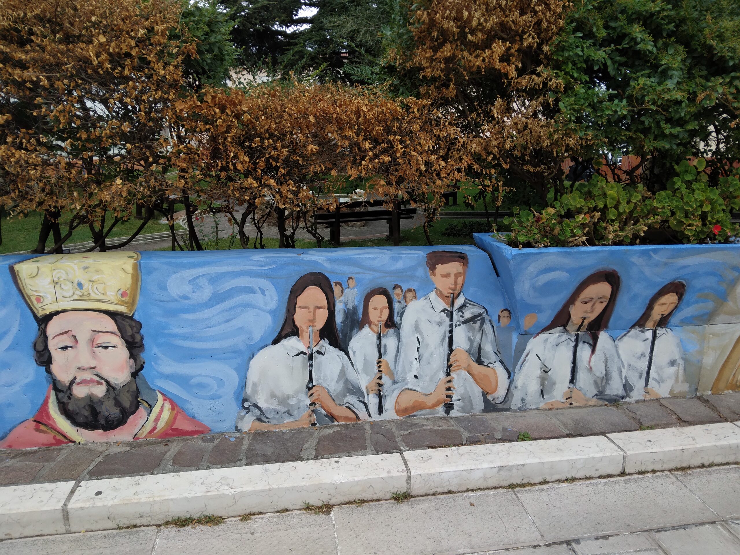 Murales lungo le mura di cinta della Villa comunale di Garaguso: la nascita della comunità fino ai giorni nostri