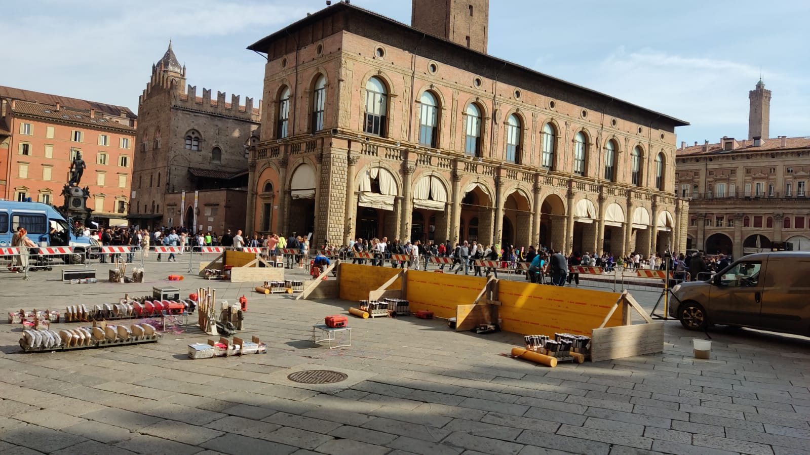 Spettacolo pirotecnico in piazza a Bologna, perché non prendere esempio per la Festa della Bruna?