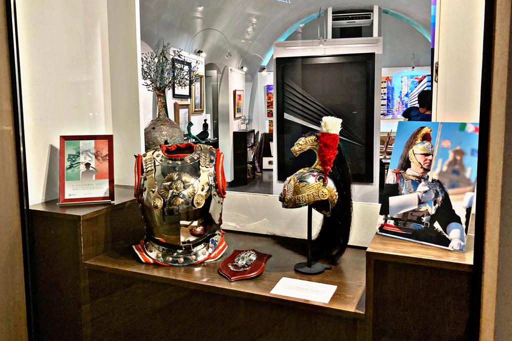 Matera, in una galleria d’arte di via Ridola vetrine allestite dai Carabinieri in occasione della Giornata dell’Unità Nazionale e della festa delle Forze Armate