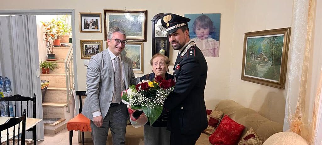 Irsina: visita del sindaco Morea e del comandante della Compagnia Carabinieri di Tricarico Andrea Calabria alla signora Eufemia, vittima di una rapina