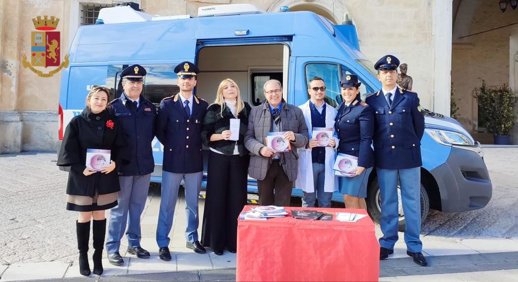 Matera, la Polizia di Stato in piazza Vittorio Veneto per la Giornata internazionale contro la violenza sulle donne