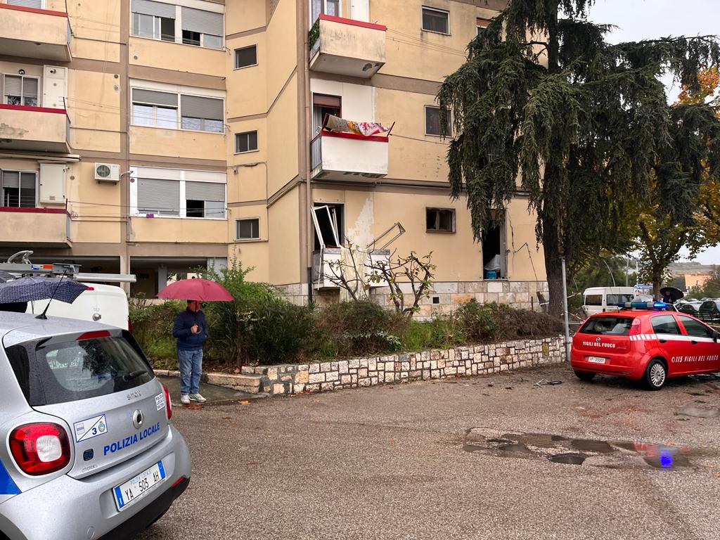 Matera, esplosione in un appartamento di una palazzina nel rione Villa Longo. Due persone in prognosi riservata