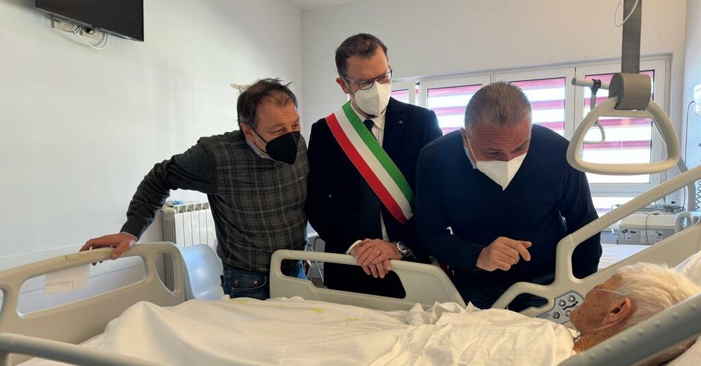 Matera, donna di 104 anni operata al femore: la visita del sindaco Bennardi e dell’assessore Ferrara in ospedale e i complimenti all’équipe di Ortopedia