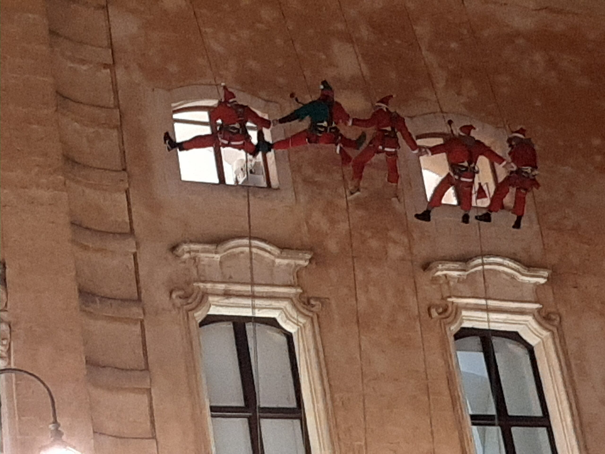 Al Matera Christmas Village la calata acrobatica dei Babbi Natale dal Palazzo dell’Annunziata