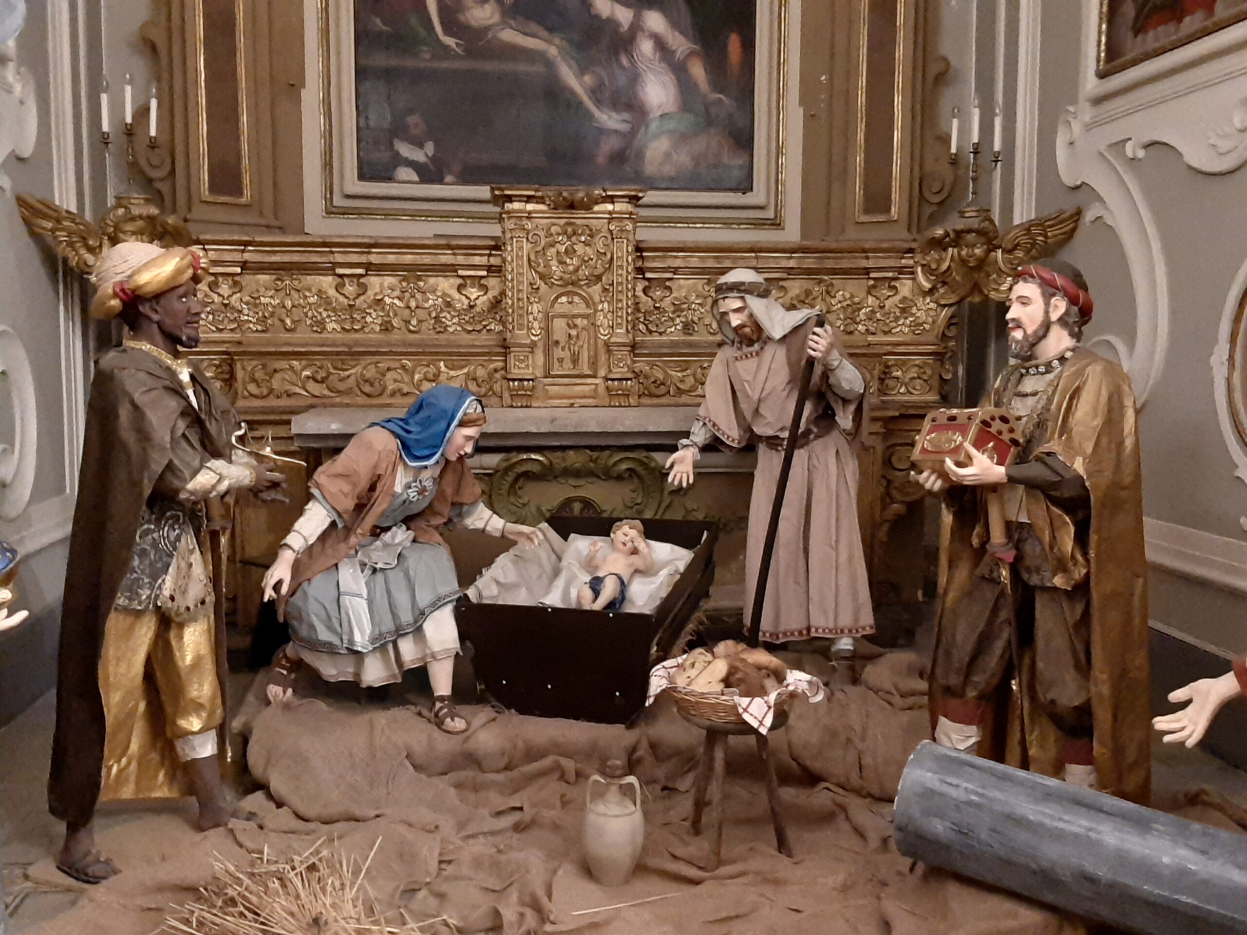Matera: nella chiesa di San Francesco d’Assisi il presepe artistico con personaggi di cartapesta a grandezza naturale di proprietà dell’Associazione Maria SS. della Bruna