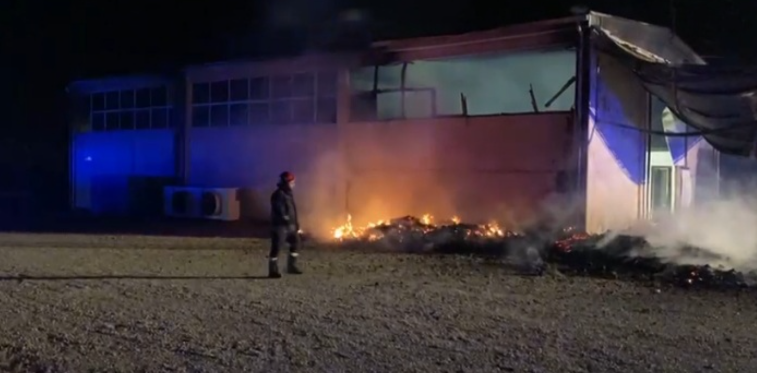 Mafia, lidi in fiamme a Scanzano: arrestato un 39enne, aveva incendiato anche il proprio opificio