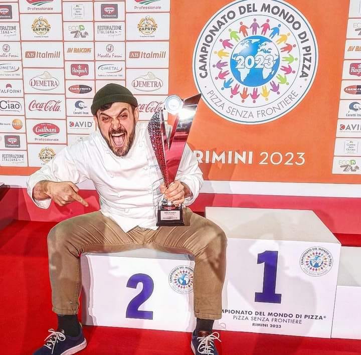 Enrico Tremamondo, di San Mauro Forte, sul podio del Campionato mondiale “Pizza senza frontiere” campione della pizza: per lui secondo posto 