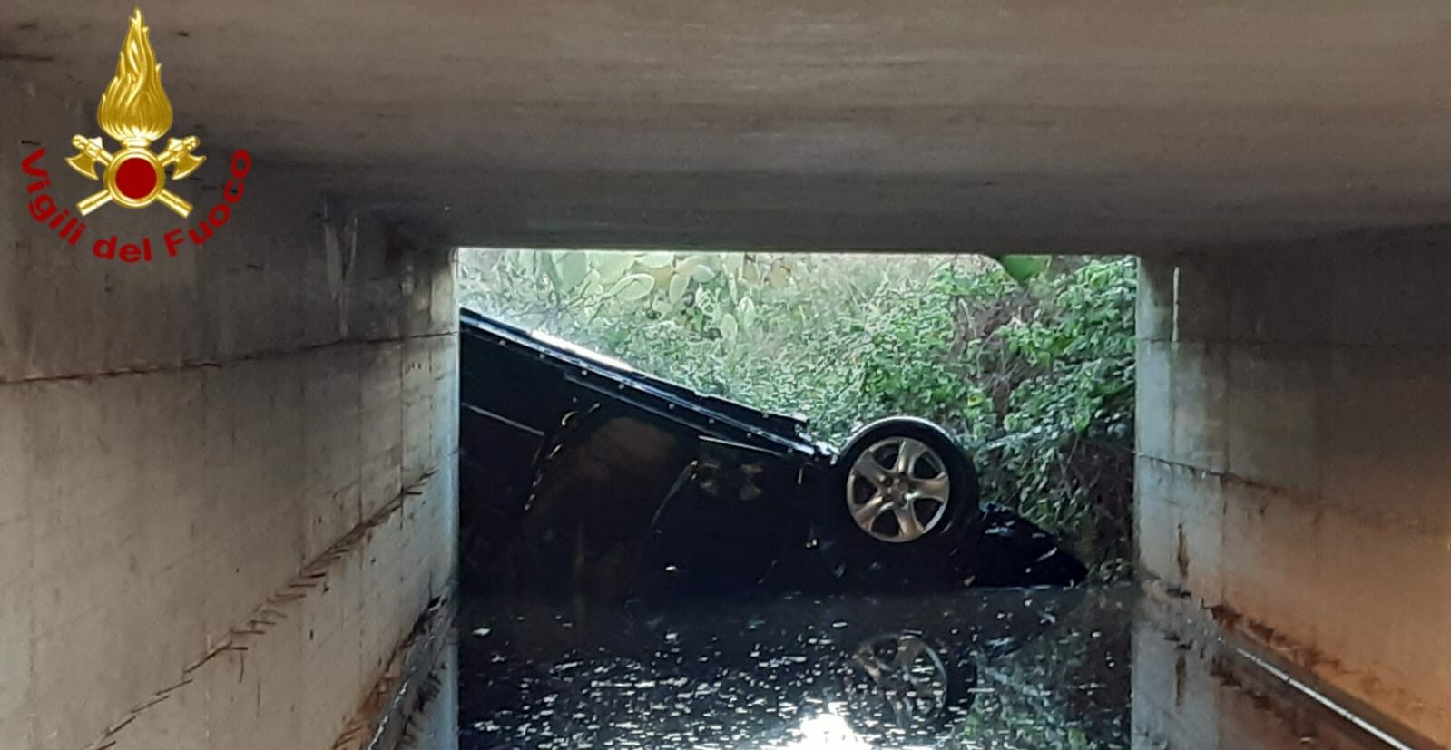 Tragedia sfiorata sulla 106: auto finisce nel canale di bonifica, due persone che stavano annegando salvate dai Vigili del fuoco
