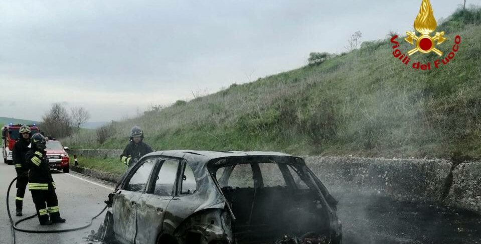 Porsche Cayenne in fiamme in località Taccone nel comune di Irsina. Intervento dei Vigili del fuoco