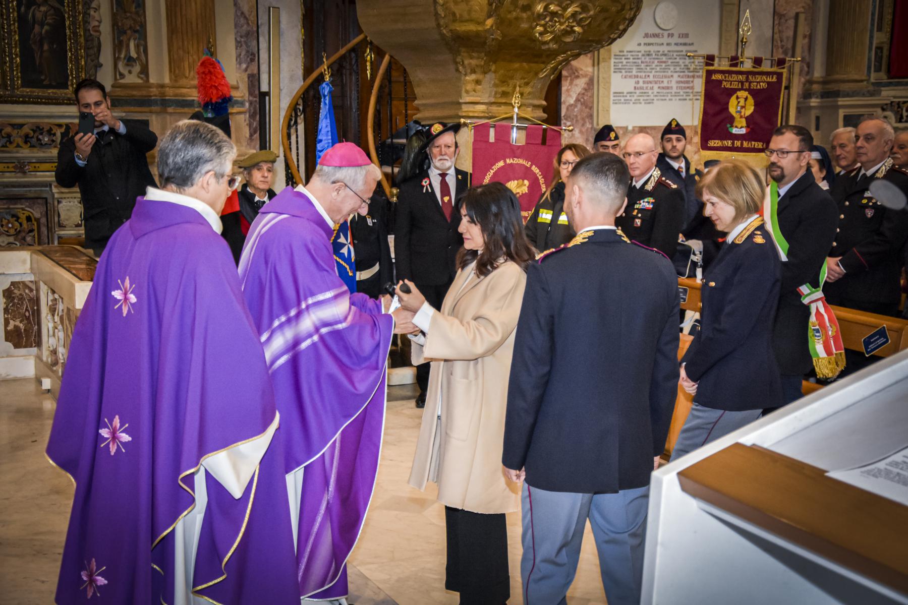 La Polizia di Stato di Matera ricorda le vittime delle stragi mafiose. Il Questore Ivagnes consegna l’olio del Giardino di Capaci all’Arcivescovo di Matera e di Tricarico Mons. Caiazzo