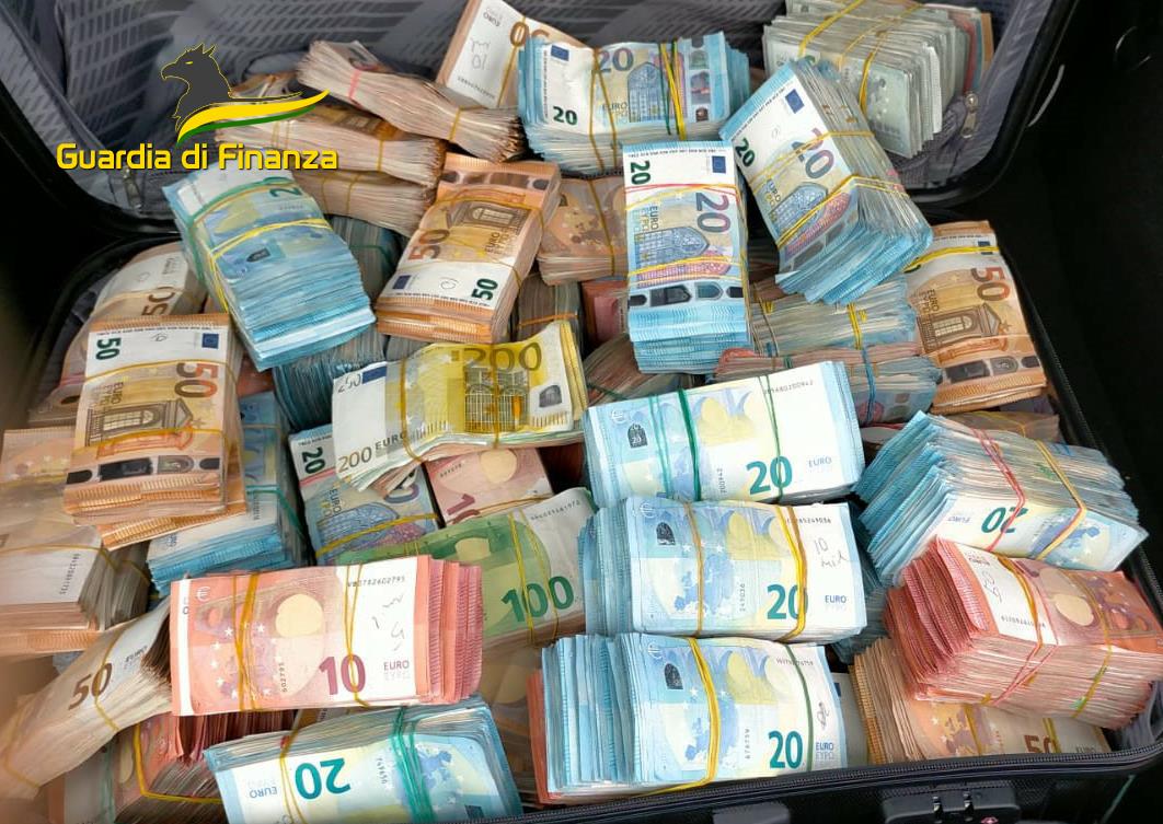 Guardia di Finanza di Trento: smantellata organizzazione internazionale dedita al riciclaggio di denaro da narcotraffico. Coinvolto anche il Materano