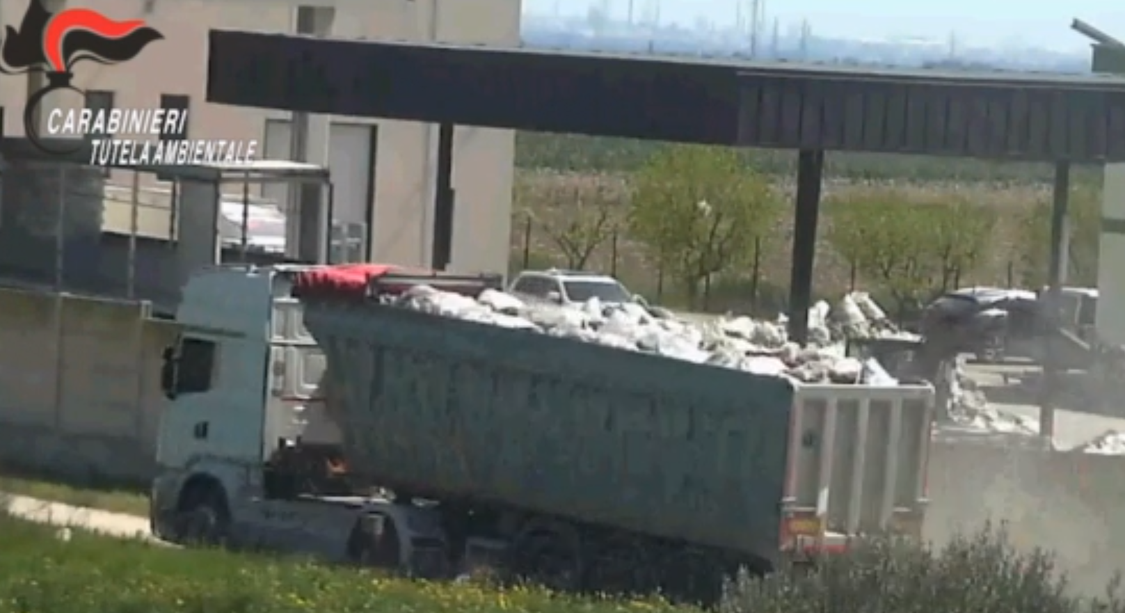 Scarti della lavorazione dei divani tra Matera e Altamura abbandonati nelle campagne del Tarantino: cinque arresti per traffico di rifiuti illeciti