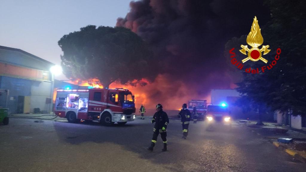 In fiamme un capannone nell’area industriale di San Nicola di Melfi