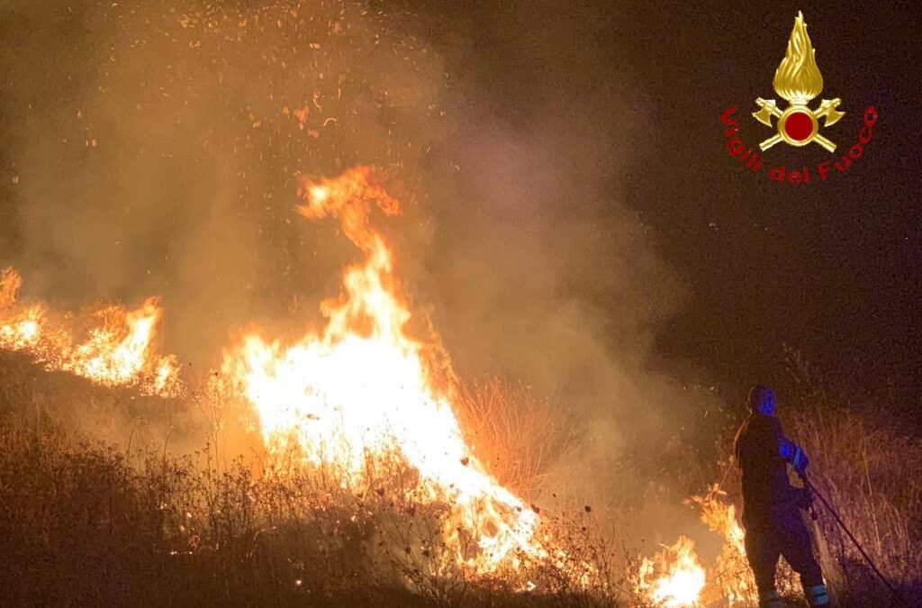 Vasto incendio nella notte in Contrada La Pietra a Pisticci