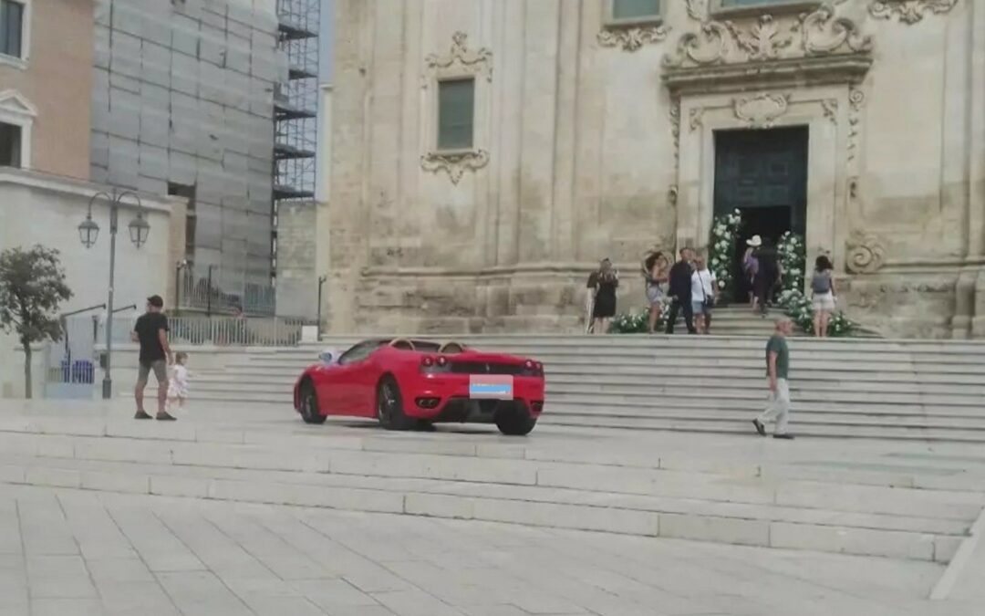 Matera, la Ferrari degli sposi sul sagrato della chiesa di San Francesco. Il sindaco Bennardi: “Un atto irresponsabile non autorizzato”