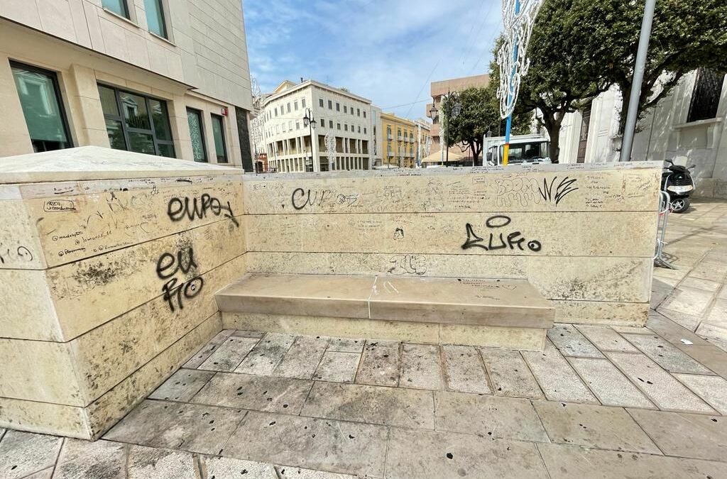 Matera, l’Amministrazione comunale cancella le scritte che imbrattavano i marmi della centralissima piazza San Francesco