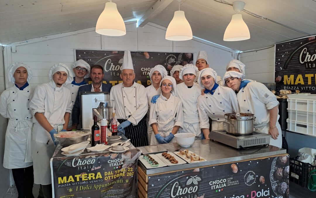 Matera, una mattinata dolcissima in piazza Vittorio Veneto nel laboratorio di Choco Italia con gli studenti dell’Istituto Professionale Alberghiero “A. Turi”
