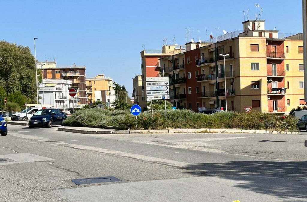 Matera, lunedì 23 ottobre partono i lavori per realizzare la rotonda davanti alla scuola “Torraca”, tra via Rosselli e via Aldo Moro. Disciplina provvisoria del traffico
