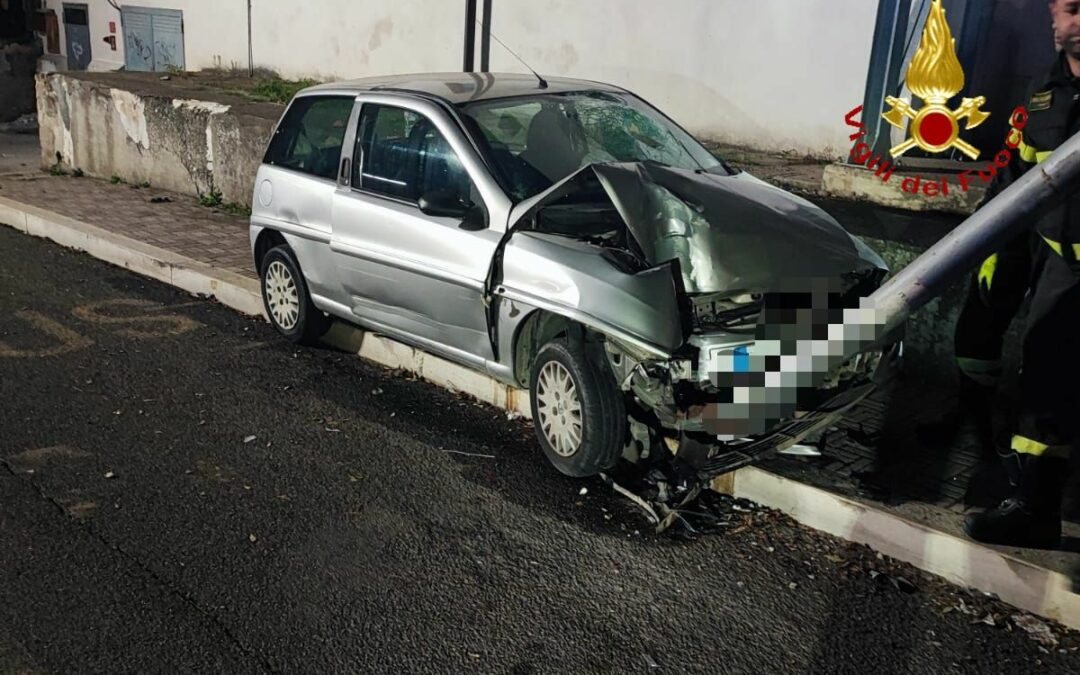Marconia, auto contro palo della luce: ferita coppia di ventunenni