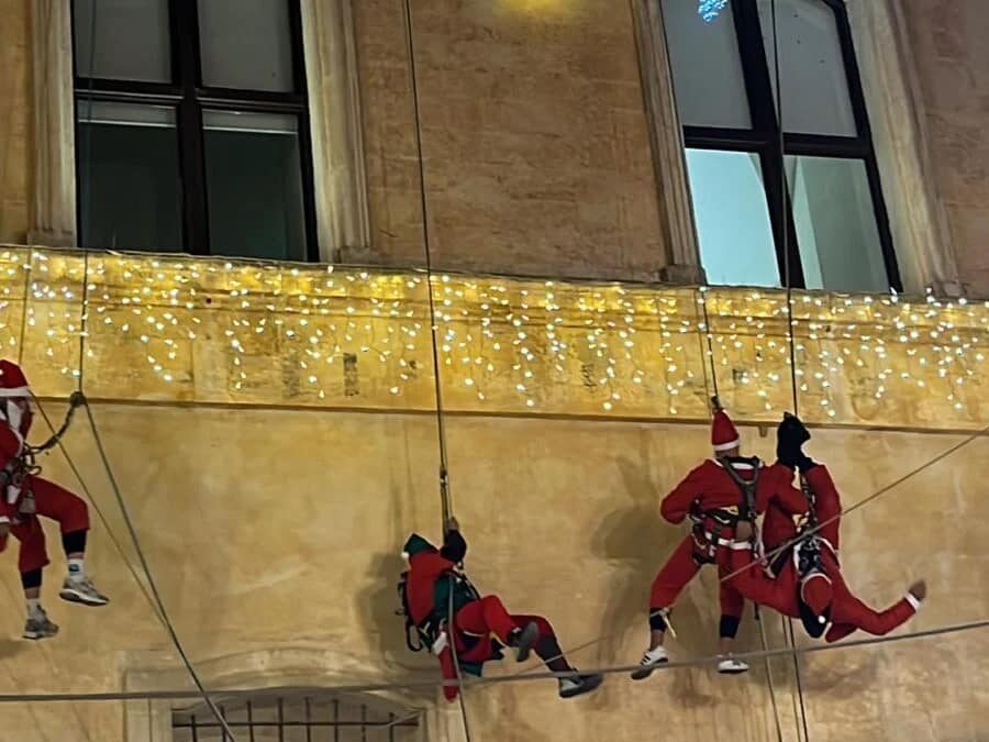 Al Matera Christmas Village tutti con il fiato sospeso per la calata acrobatica dei Babbi Natale