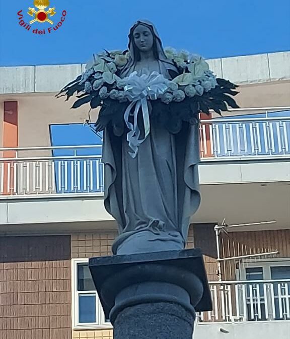 Matera, Immacolata Concezione: omaggio floreale dei Vigili del fuoco alla “Madonnina di via Annunziatella”