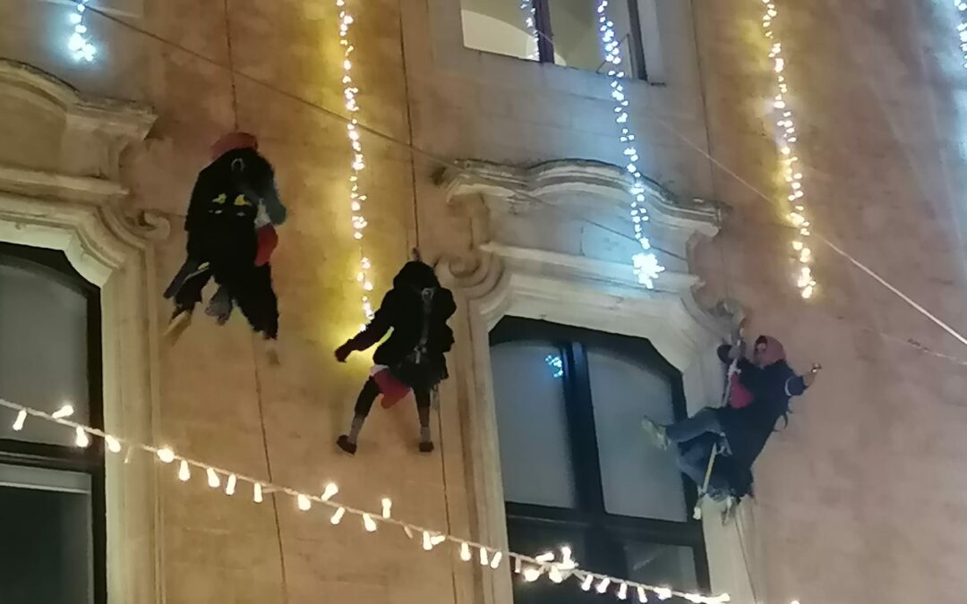 In centinaia al Matera Christmas Village per la calata acrobatica delle Befane